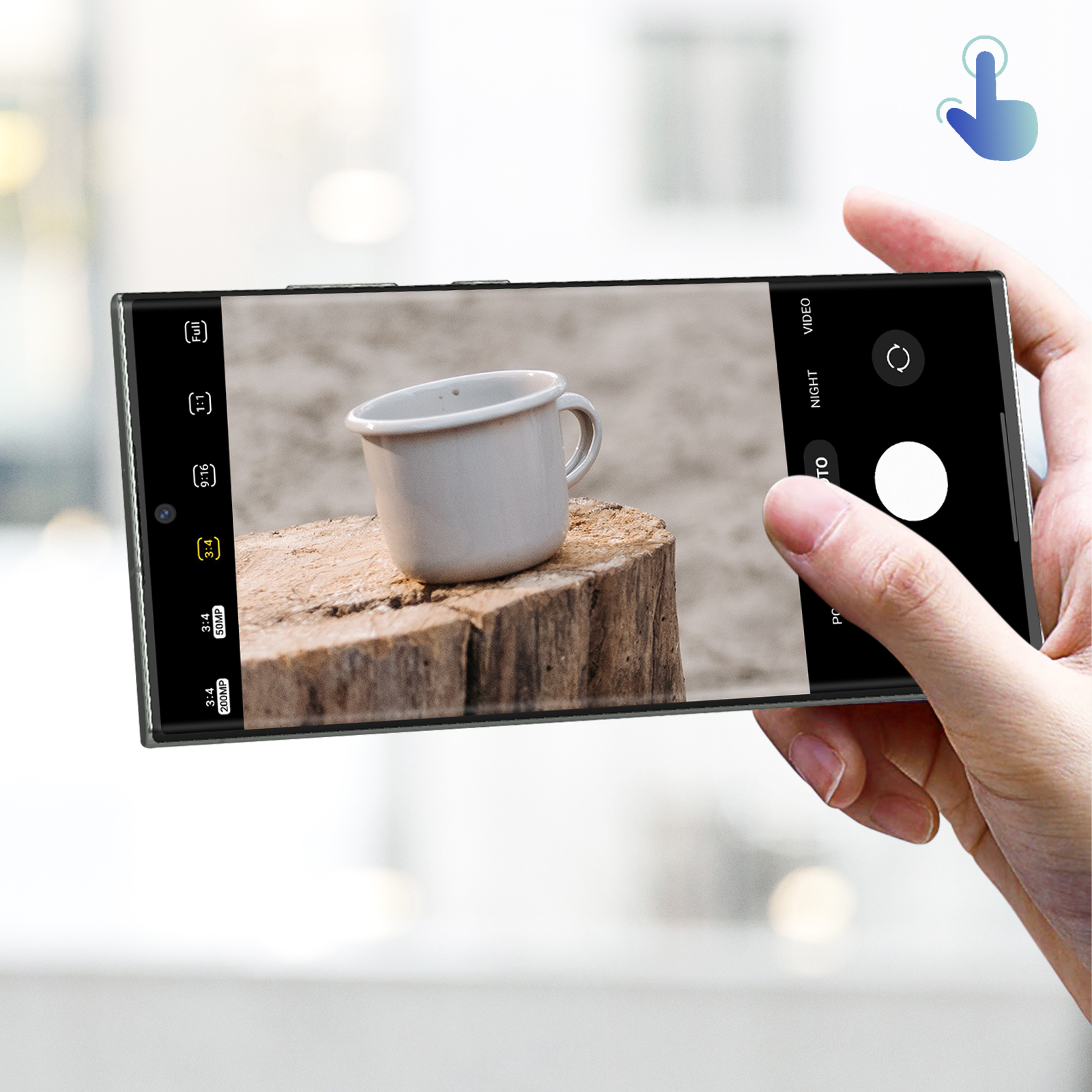 Une main tient un smartphone qui photographie une tasse sur une souche d'arbre.