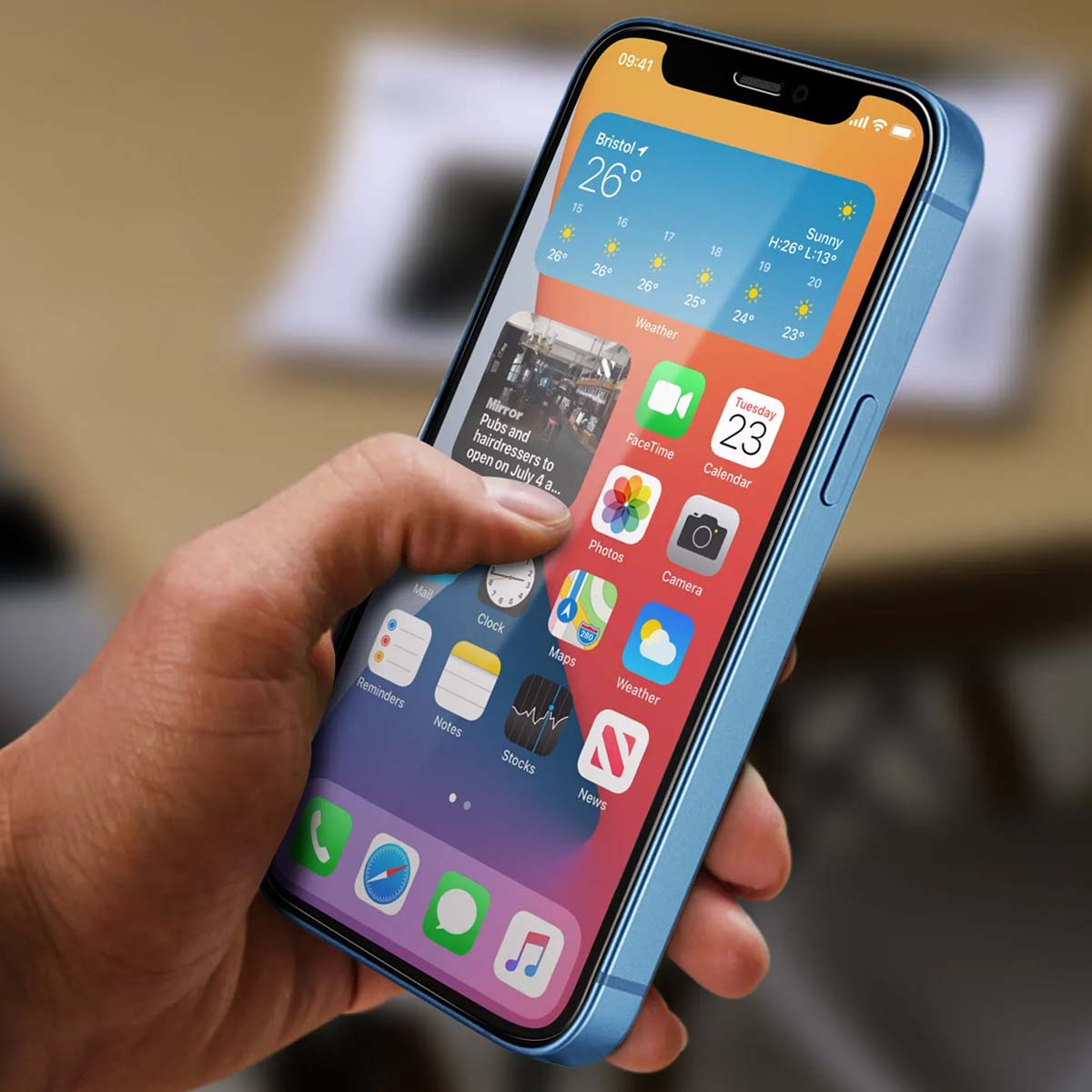 Una mano tiene uno smartphone azzurro che mostra icone meteo, calendario e app.