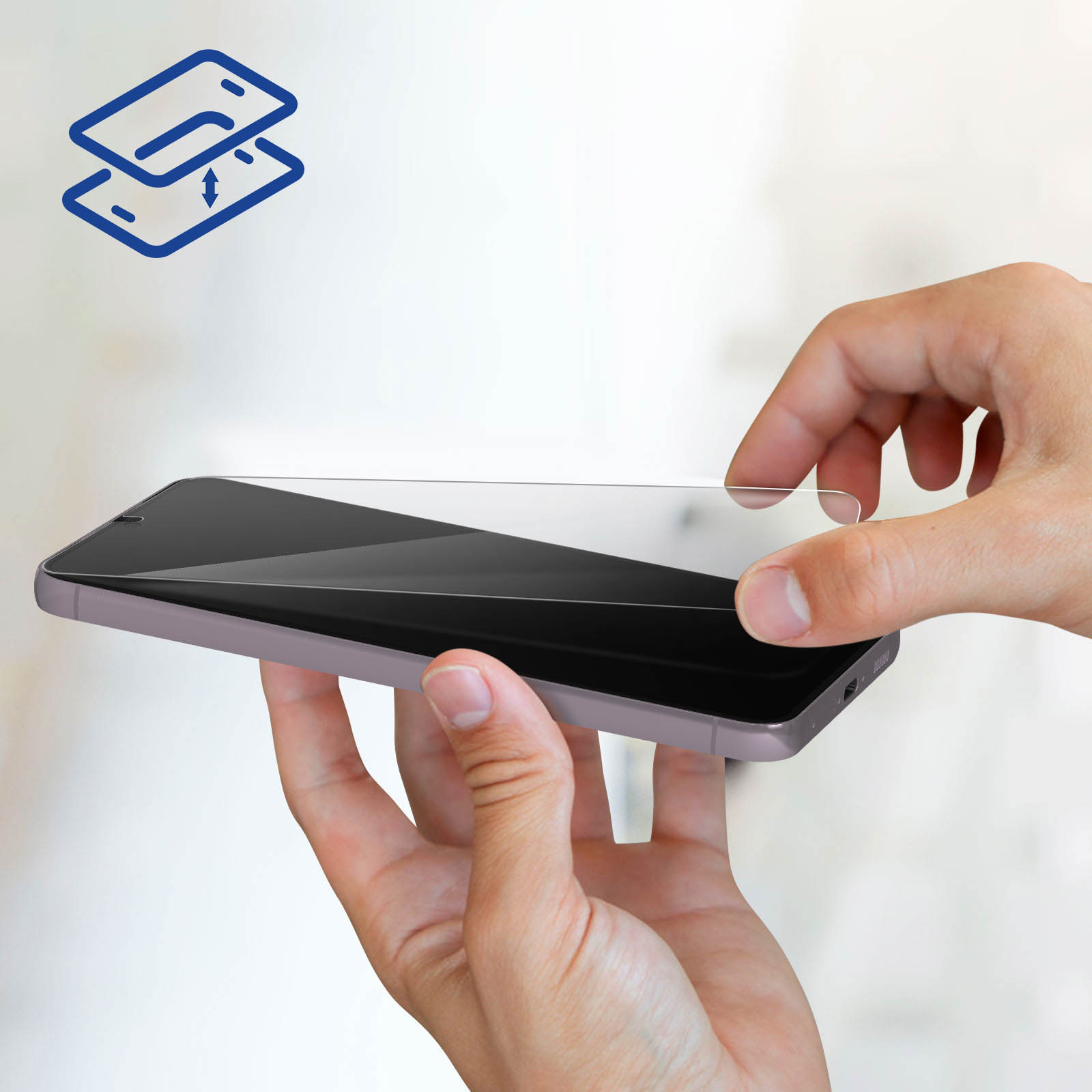 Mani applicano una protezione per lo schermo a uno smartphone.