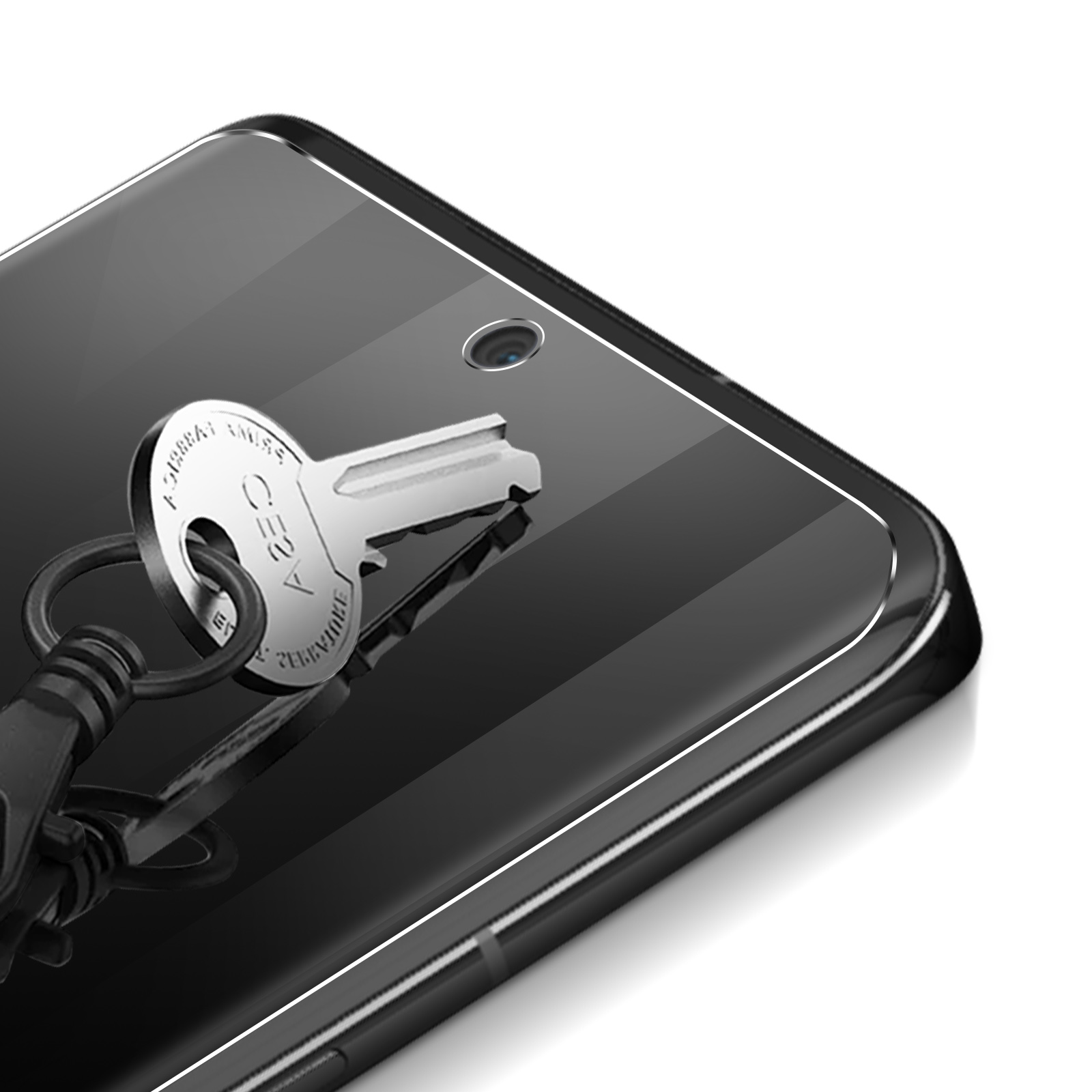 Una chiave d'argento poggia su uno smartphone nero.