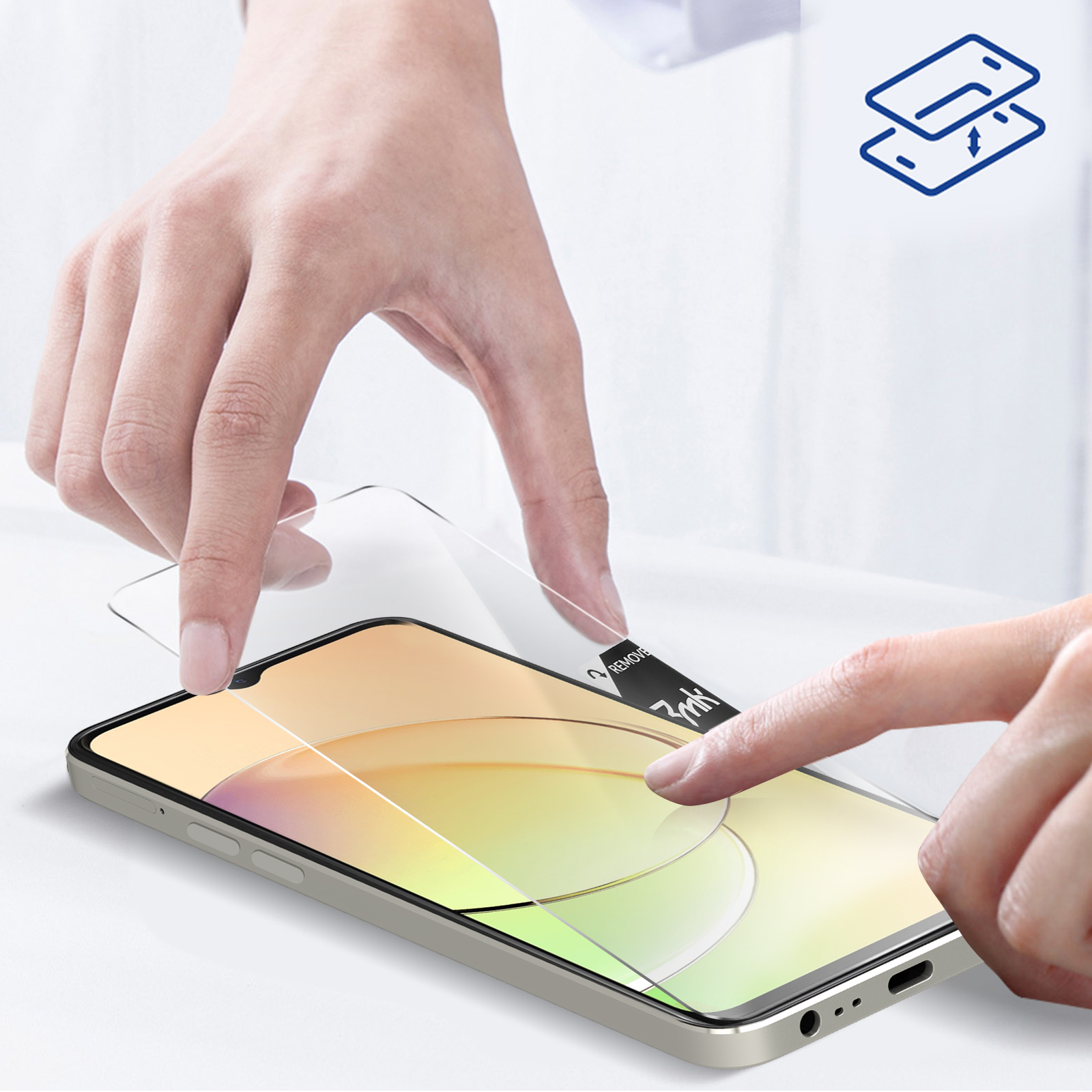 Une main applique un protecteur d'écran sur un smartphone.