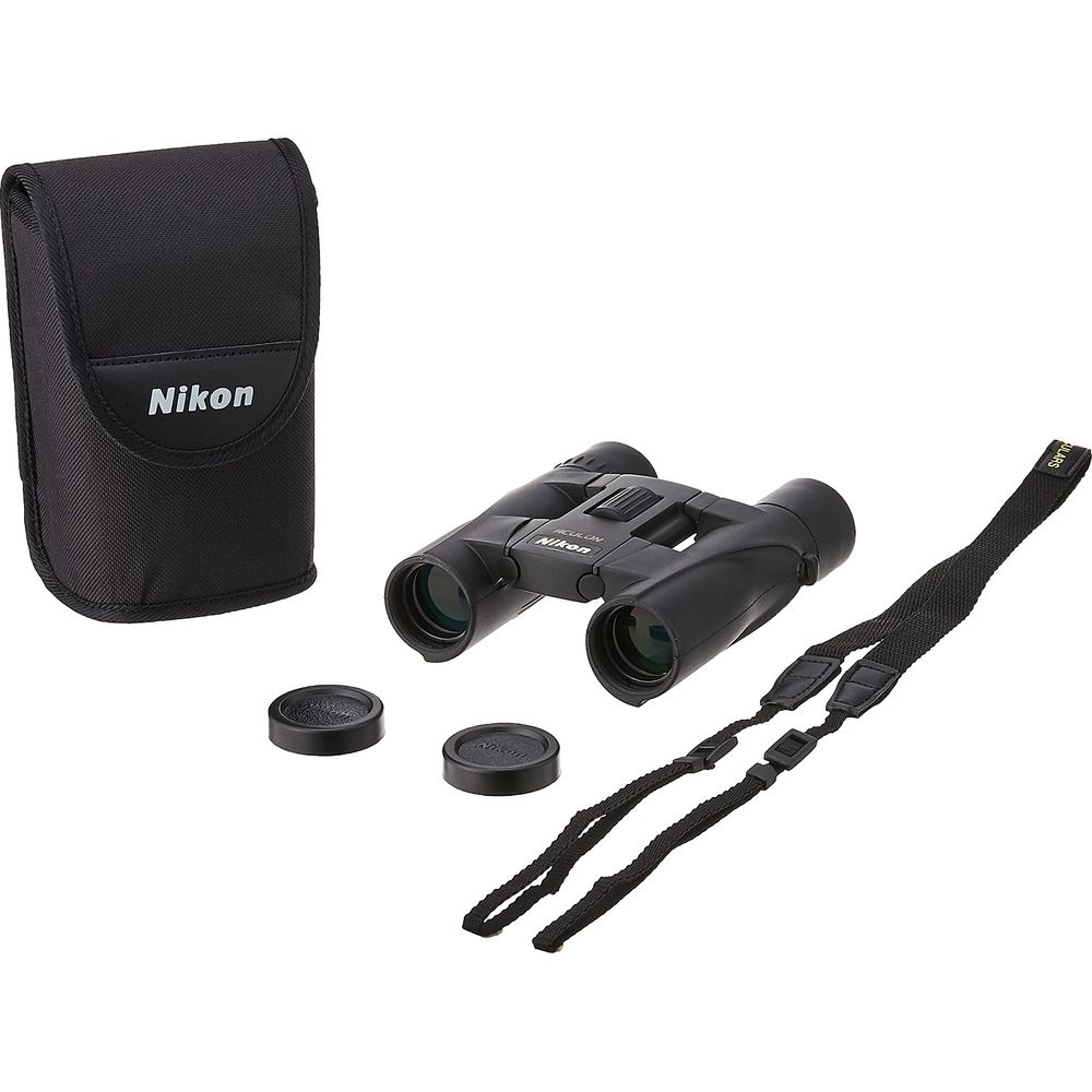 Schwarze Nikon-Fernglas mit Tasche und Tragegurt auf weißem Hintergrund.