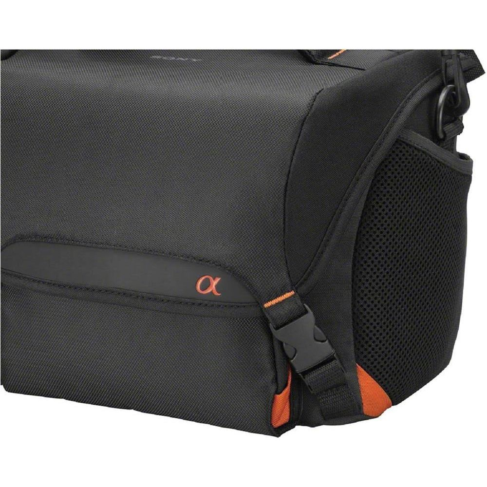 Schwarze Kameratasche mit orangefarbenem Alpha-Logo und Schnalle.