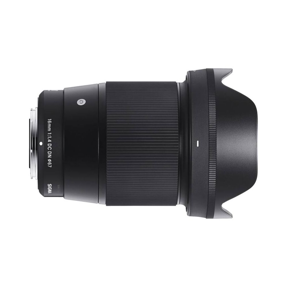 Czarny obiektyw Sigma 16mm 1:1.4 DC DN z osłoną przeciwsłoneczną na białym tle.