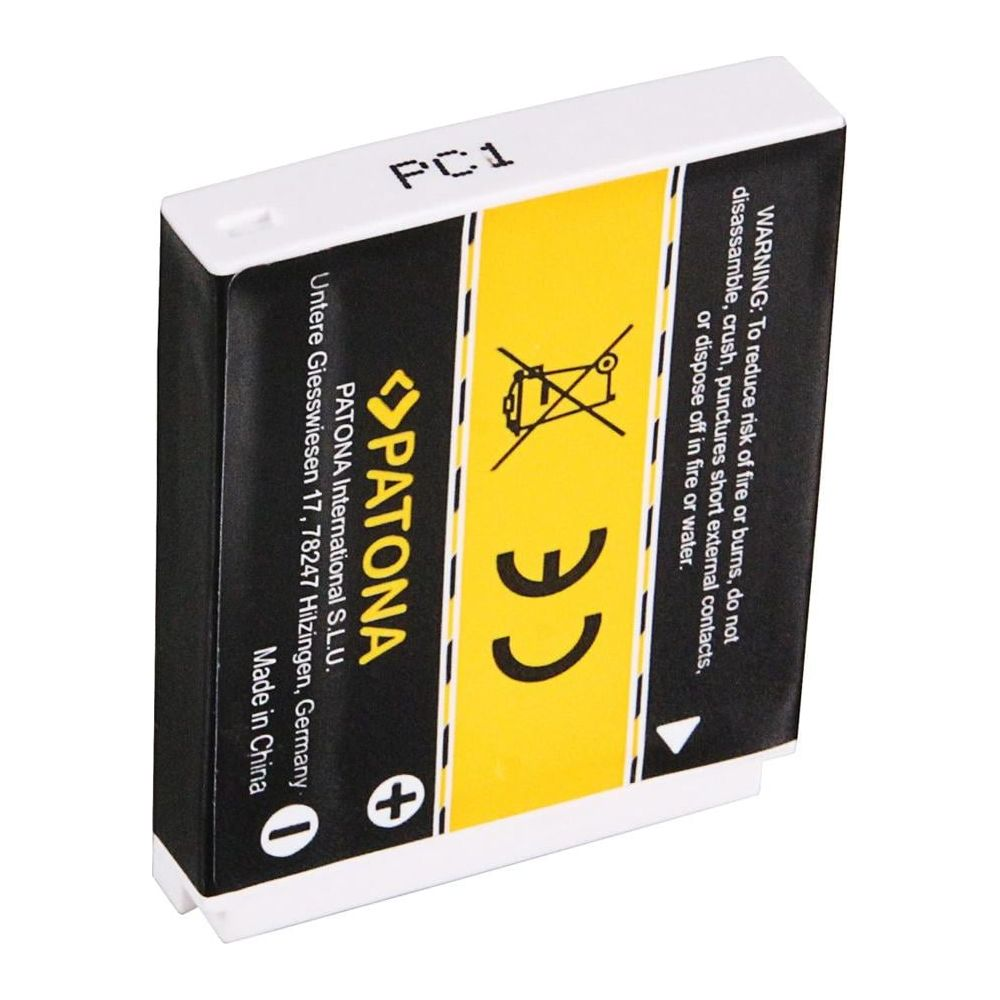Eine weiße Batterie mit gelb-schwarzem Etikett. Text: PC1, PATONA, CE, Warnung, Made in China.