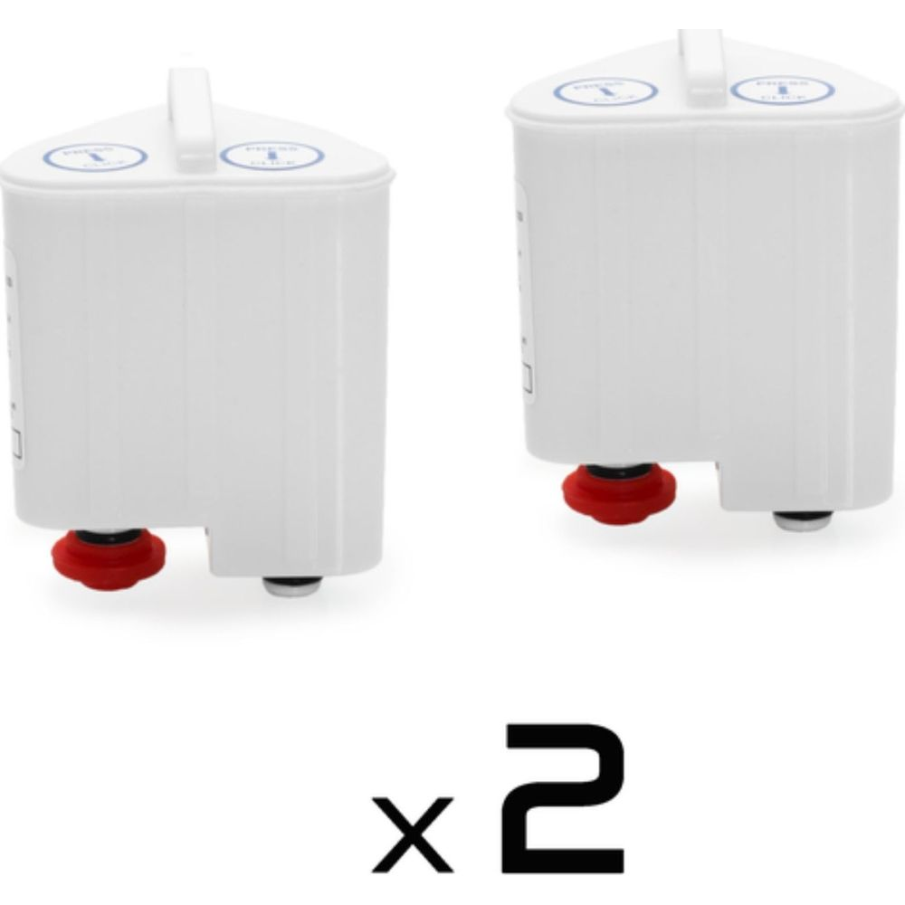 Zwei weiße Wasserfilter mit roter Basis und Griffen, beschriftet mit "Press & Click".