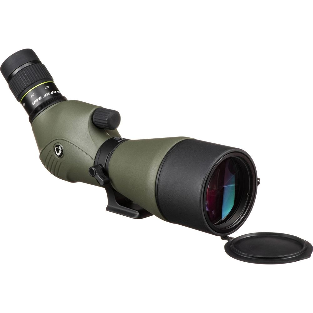 Telescopio terrestre verde con tapa de lente negra y anillo de enfoque.