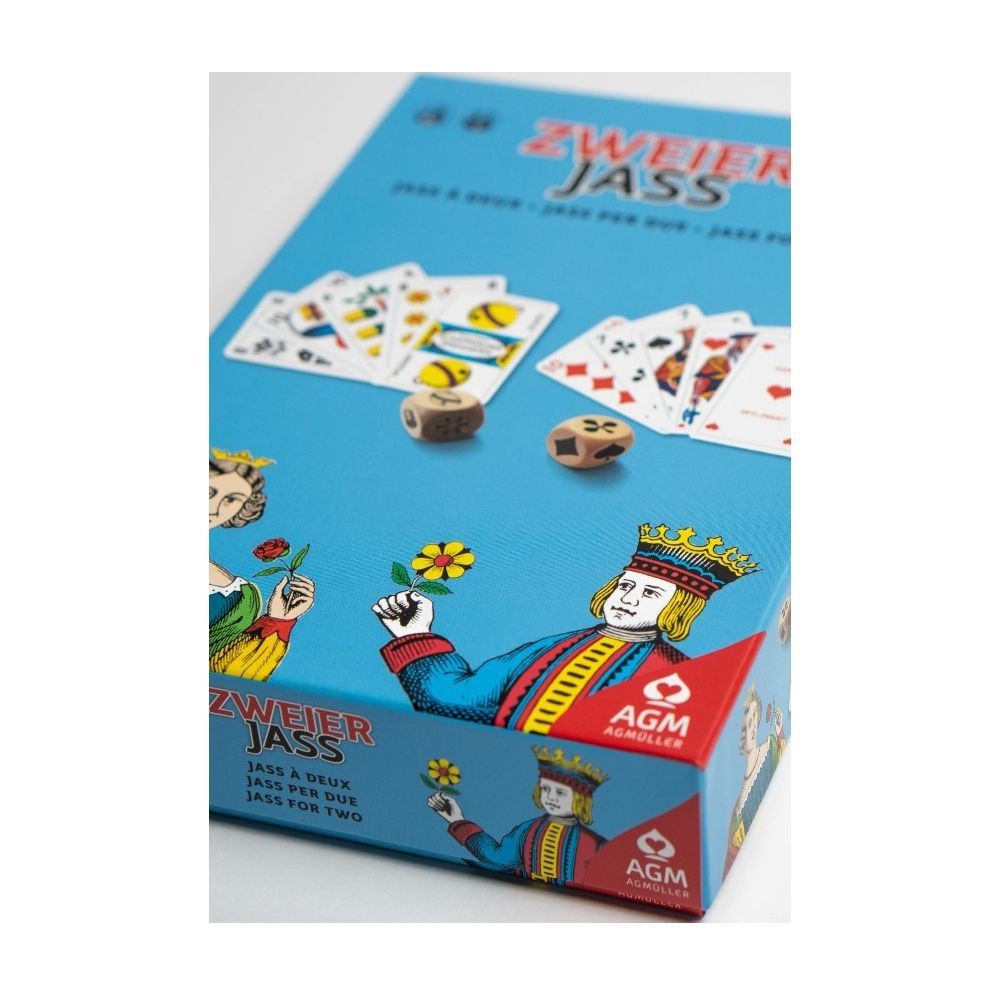 Kartenspiel-Box mit Spielkarten, Würfeln und Abbildungen von Königen und Königinnen.