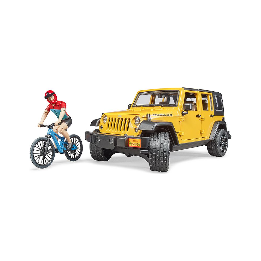 Ein gelber Spielzeug-Jeep und eine Spielzeugfigur auf einem blauen Rad stehen vor weißem Hintergrund.