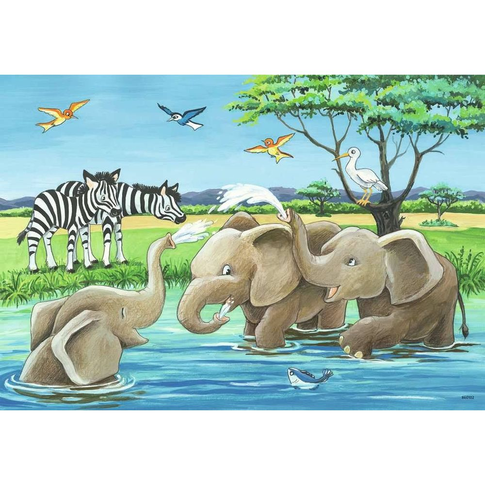 Zwei Elefanten spritzen Wasser, Zebras und Vögel sind in der Nähe eines Baumes.