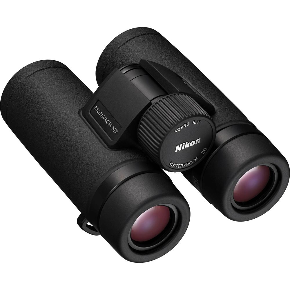 Binocolo Nikon Monarch M7 nero con rotella di messa a fuoco e testo.