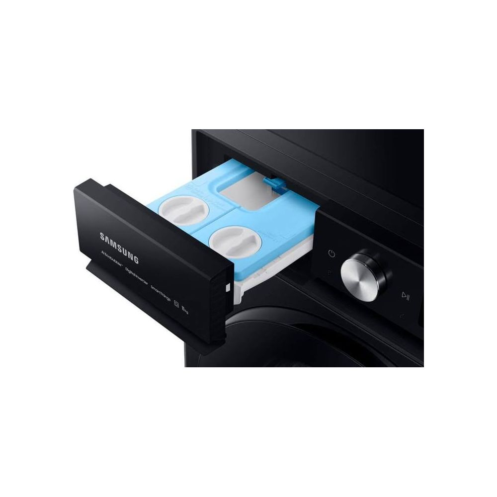 Un cassetto detersivo di una lavatrice Samsung nera con due scomparti.