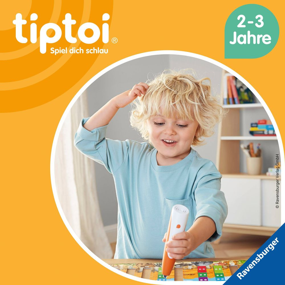 Un bambino biondo gioca con una penna e un gioco. Logo "tiptoi" in alto a sinistra.