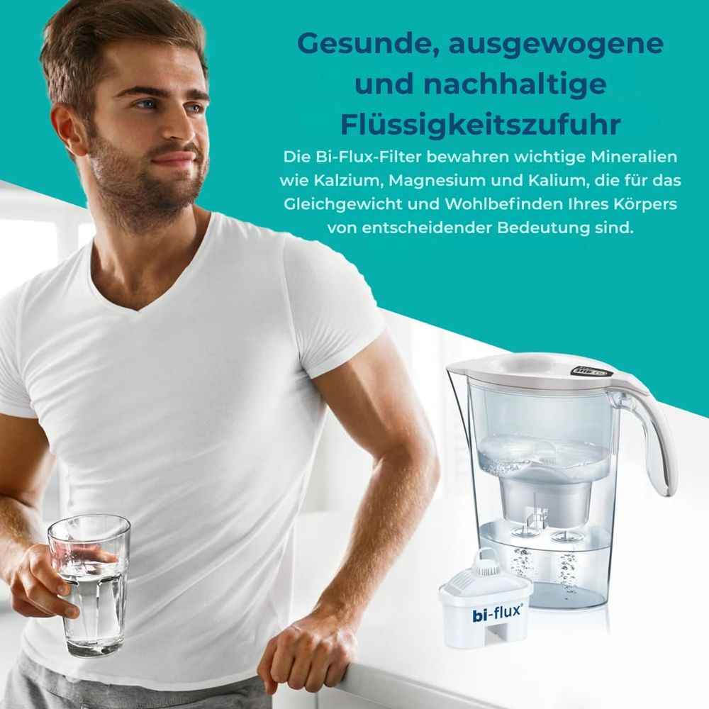 Hombre con vaso de agua junto a filtro de agua y cartucho.