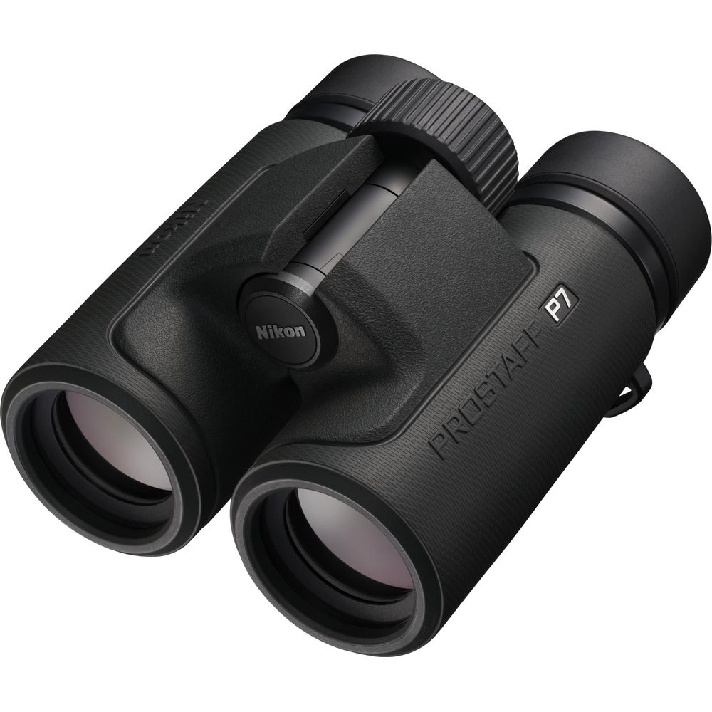 Czarne lornetki Nikon Prostaff P7 z teksturowanym uchwytem i pokrętłem ostrości.