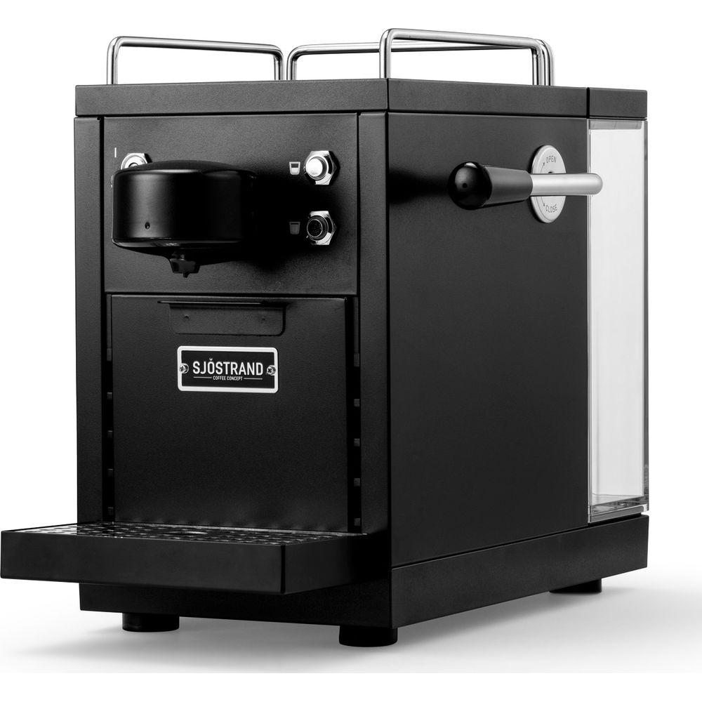 Schwarze Kaffeemaschine mit Chromdetails und Wassertank.