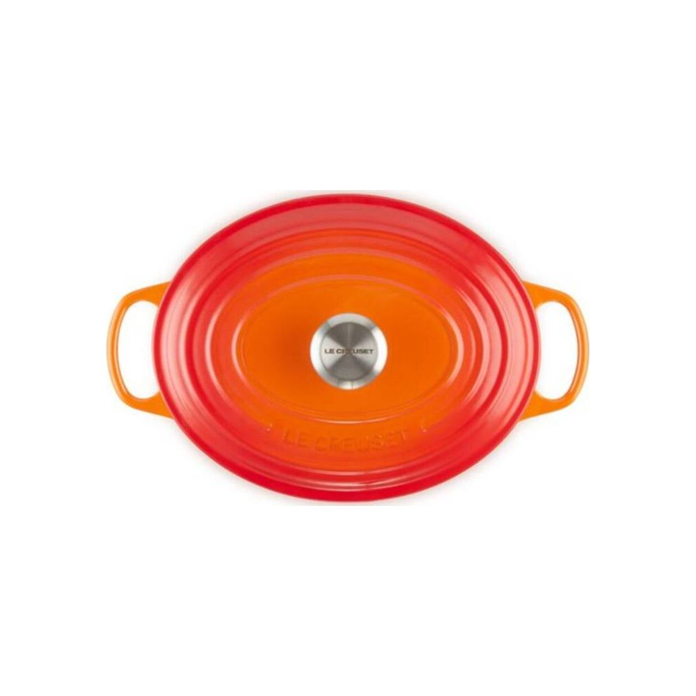 Une cocotte ovale, rouge et orange avec une poignée argentée.