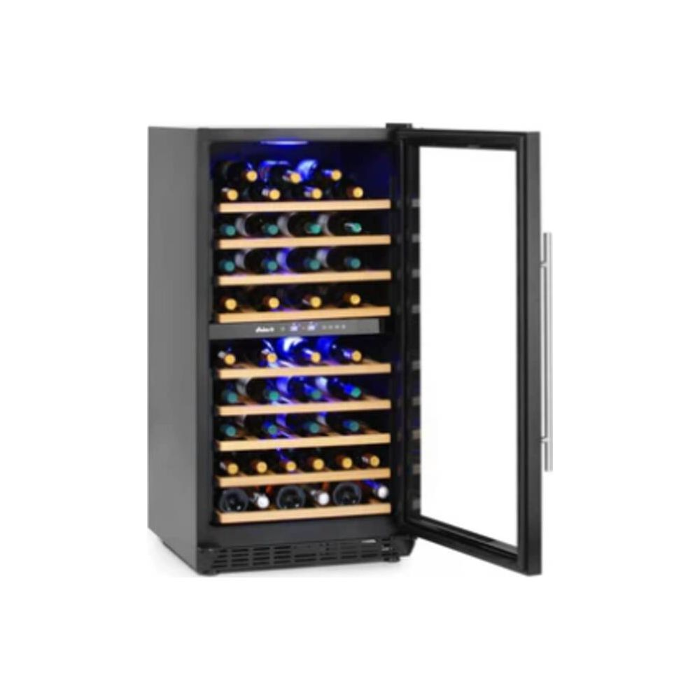 Ein freistehender Weinkühlschrank mit Glastür, gefüllt mit vielen Flaschen.