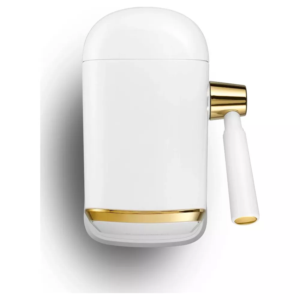 Un macinacaffè bianco e oro con manico laterale.