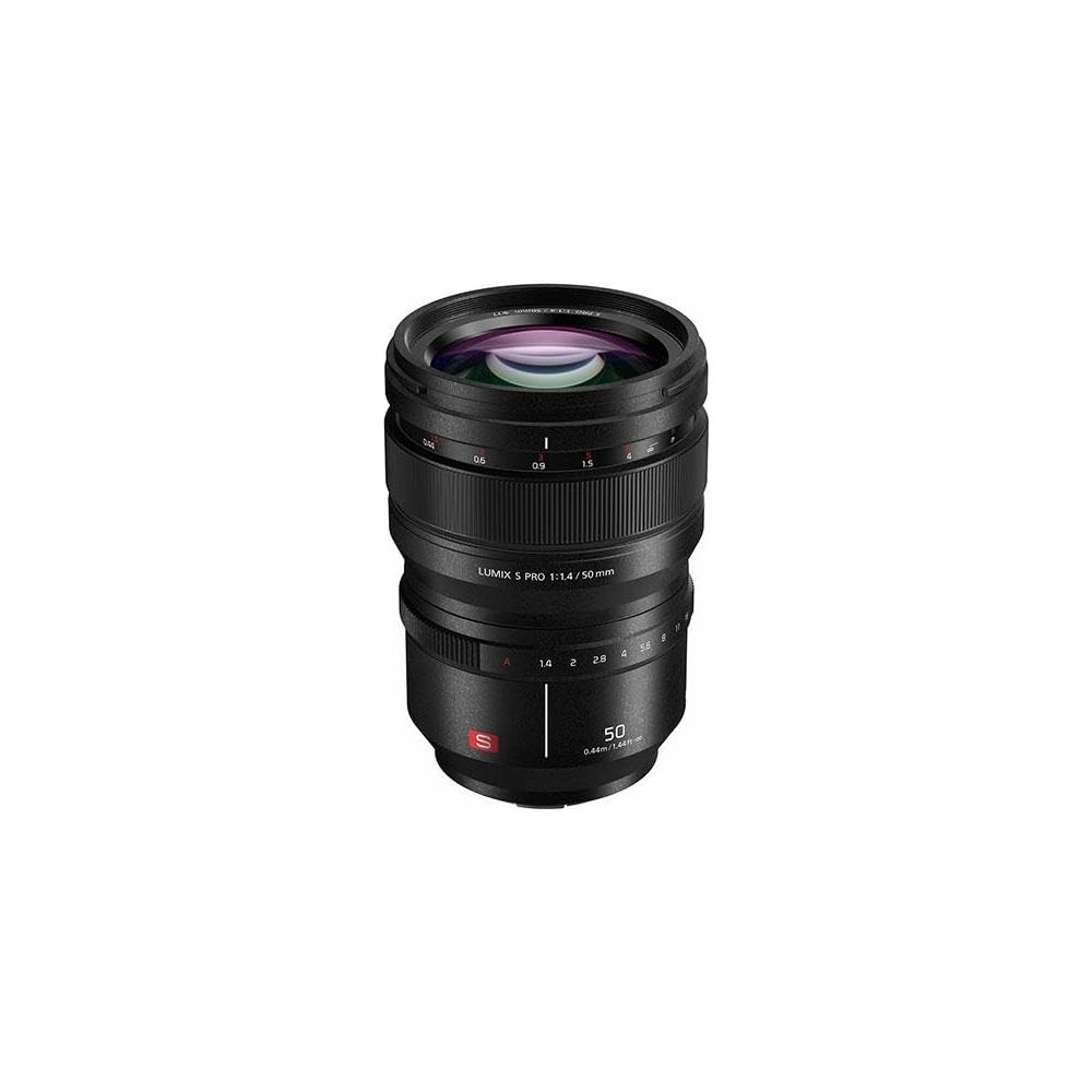 Un obiettivo per fotocamera Lumix S Pro 50mm f/1.4 nero con ghiere di messa a fuoco e apertura.