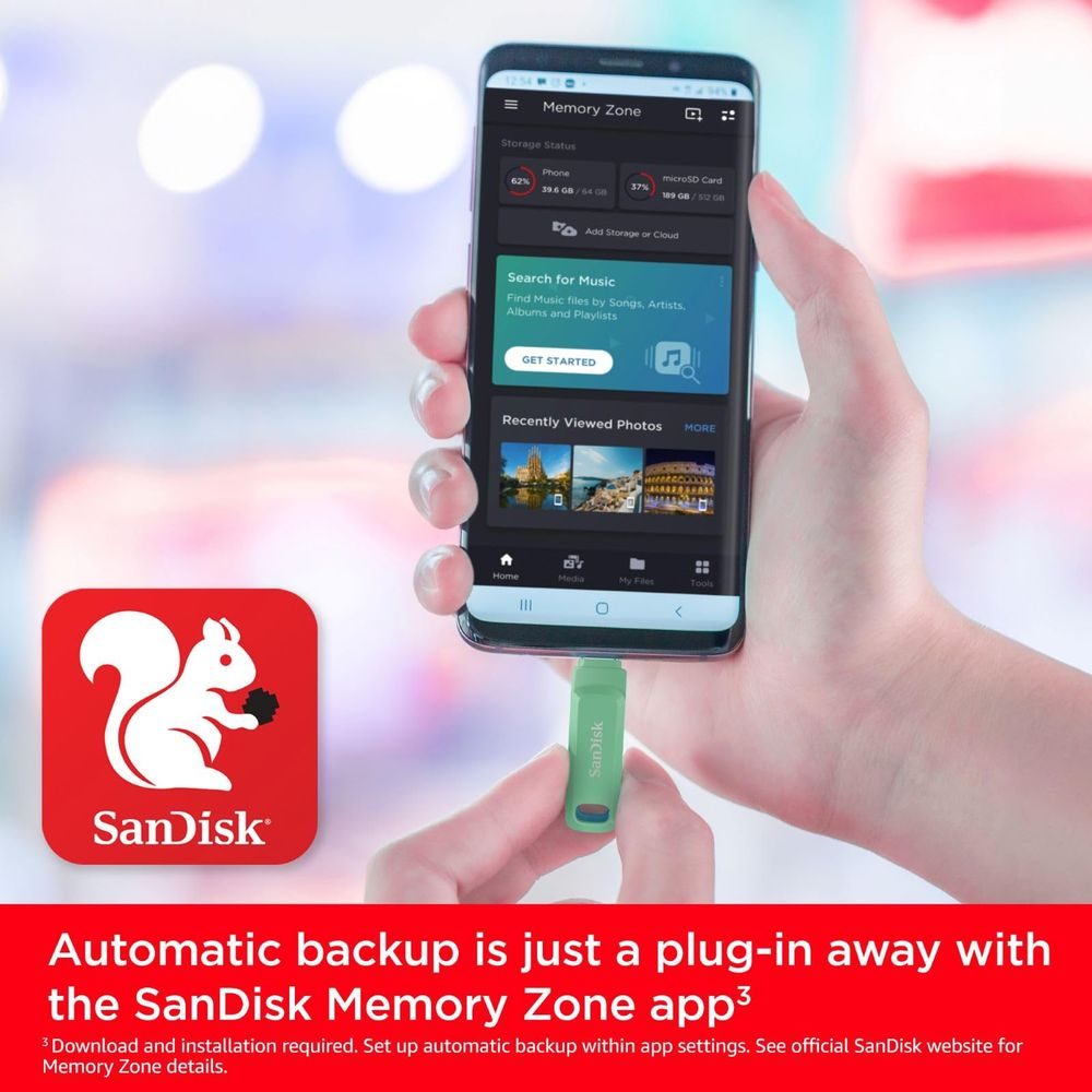 Una mano tiene uno smartphone con l'app SanDisk Memory Zone. Una chiavetta USB viene collegata.