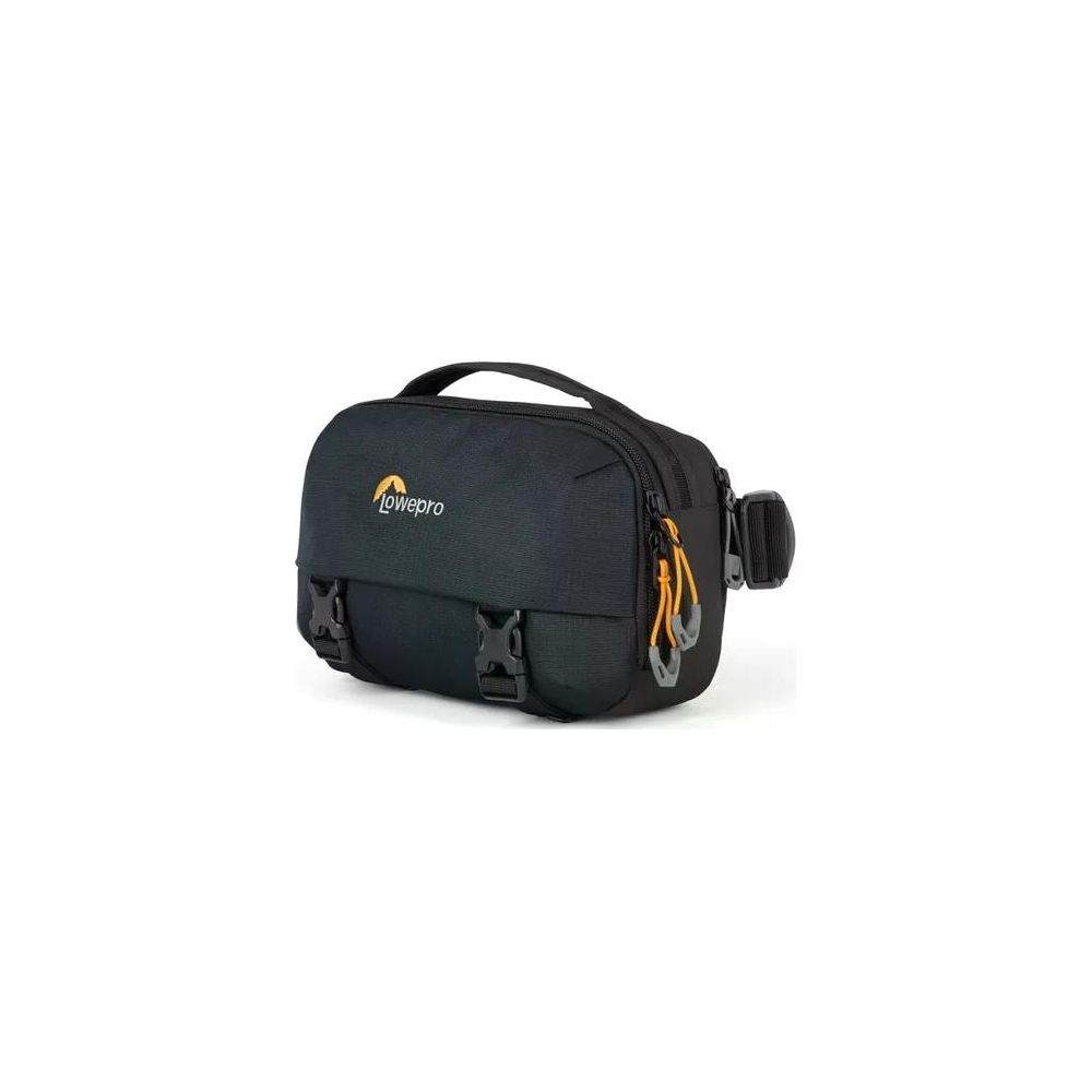 Eine schwarze Lowepro-Tasche mit orangefarbenen Reißverschlussanhängern und Schnallen.