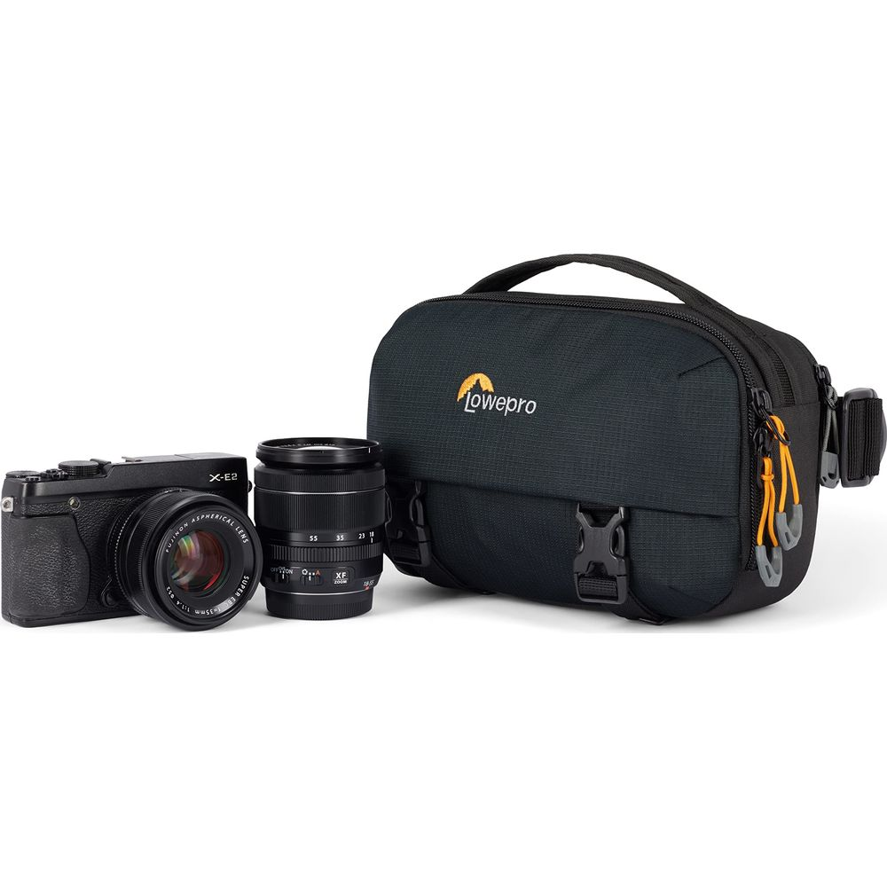Eine schwarze Lowepro Kameratasche mit einer Fujifilm X-E2 Kamera und einem Objektiv.