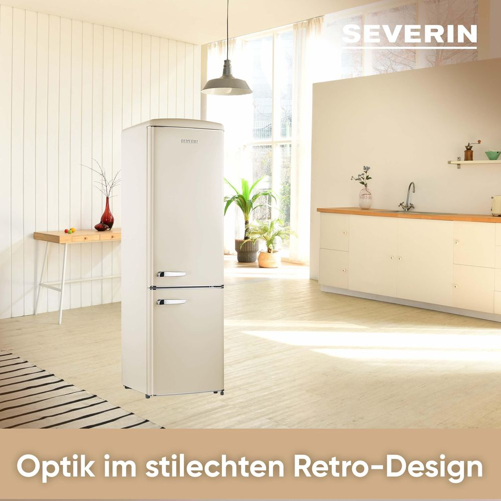 Een crèmekleurige retro koelkast staat in een lichte keuken met houten vloeren.