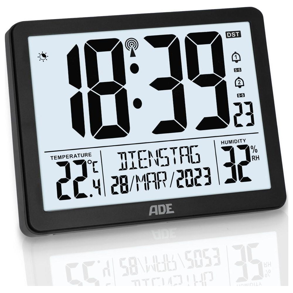 Orologio digitale mostra 18:39, 22.4°C, 32% umidità, Martedì, 28/03/2023.