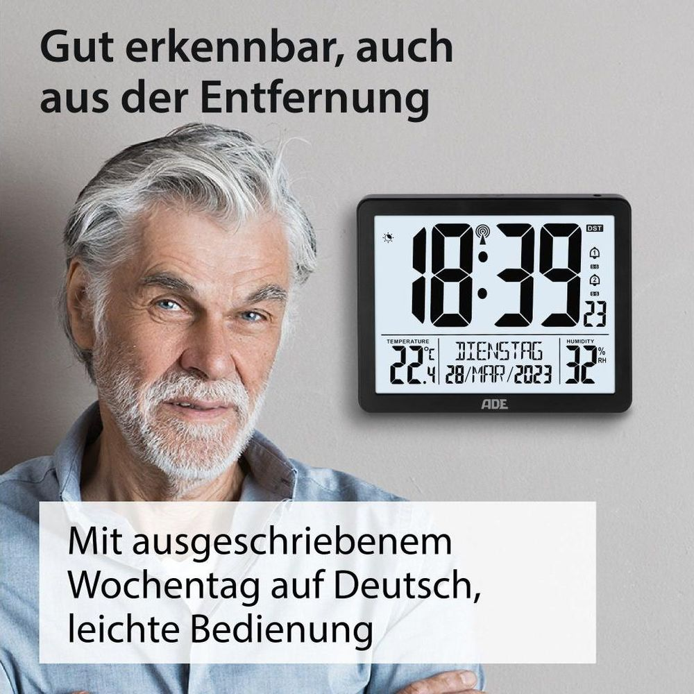Uomo guarda un orologio digitale che mostra temperatura e umidità.