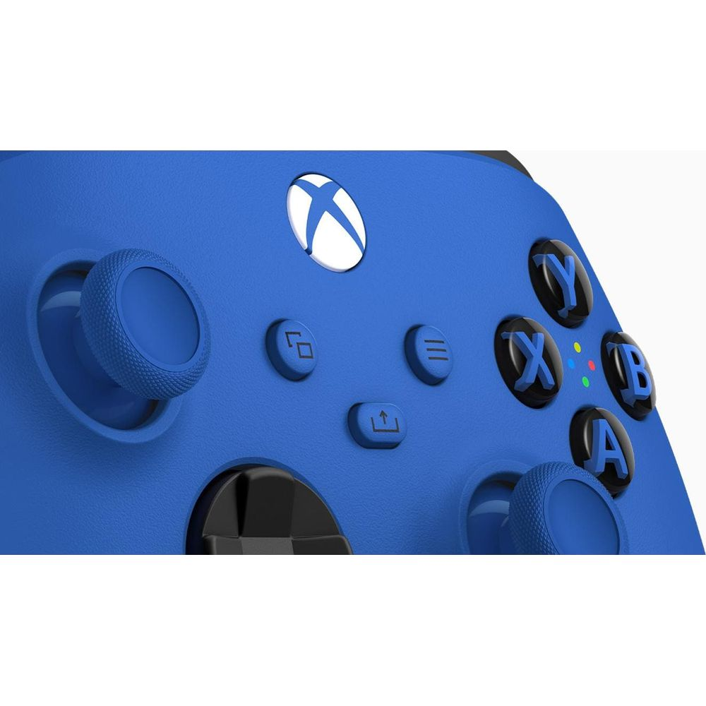 Niebieski kontroler Xbox z srebrnym logo X i czarnymi przyciskami.
