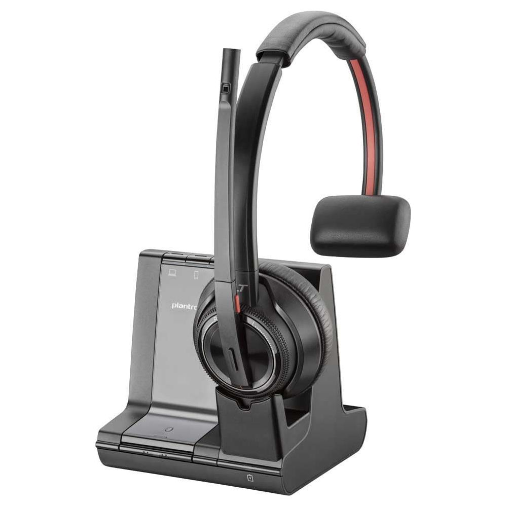 Un auricolare nero con braccio microfonico poggia su una base di ricarica nera.