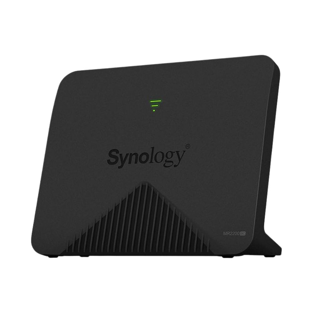 Een zwarte Synology MR2200AC router met ventilatiesleuven en logo.