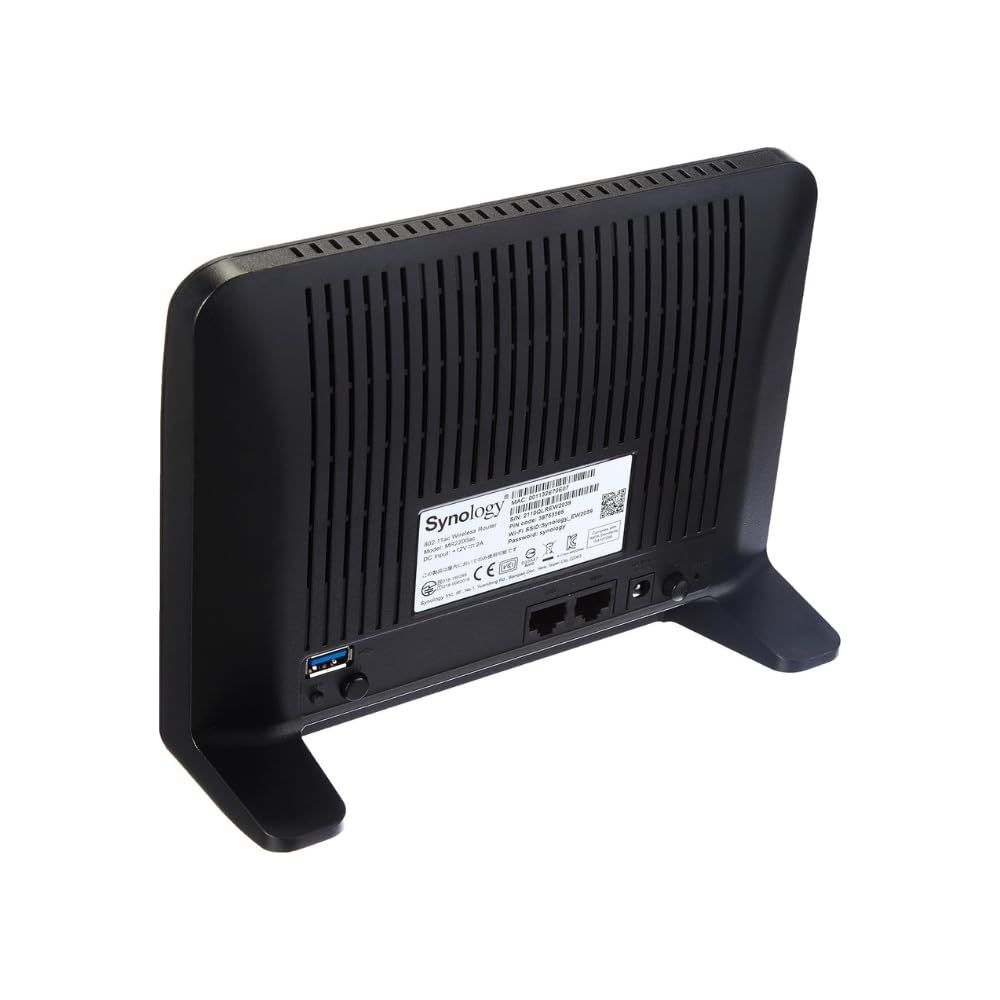 Zwarte Synology draadloze router met ventilatieopeningen. Poorten: USB, Ethernet, stroom. Wit label met specificaties.
