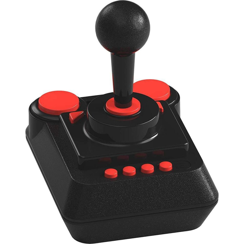 Ein schwarzer Joystick mit rotem Steuerknüppel und Knöpfen auf weißem Hintergrund.