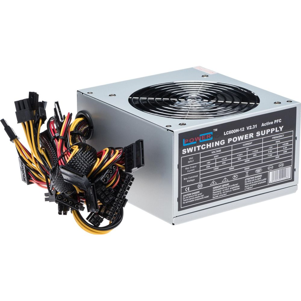 Een zilveren voedingseenheid met kabels en ventilator. Label met technische specificaties.