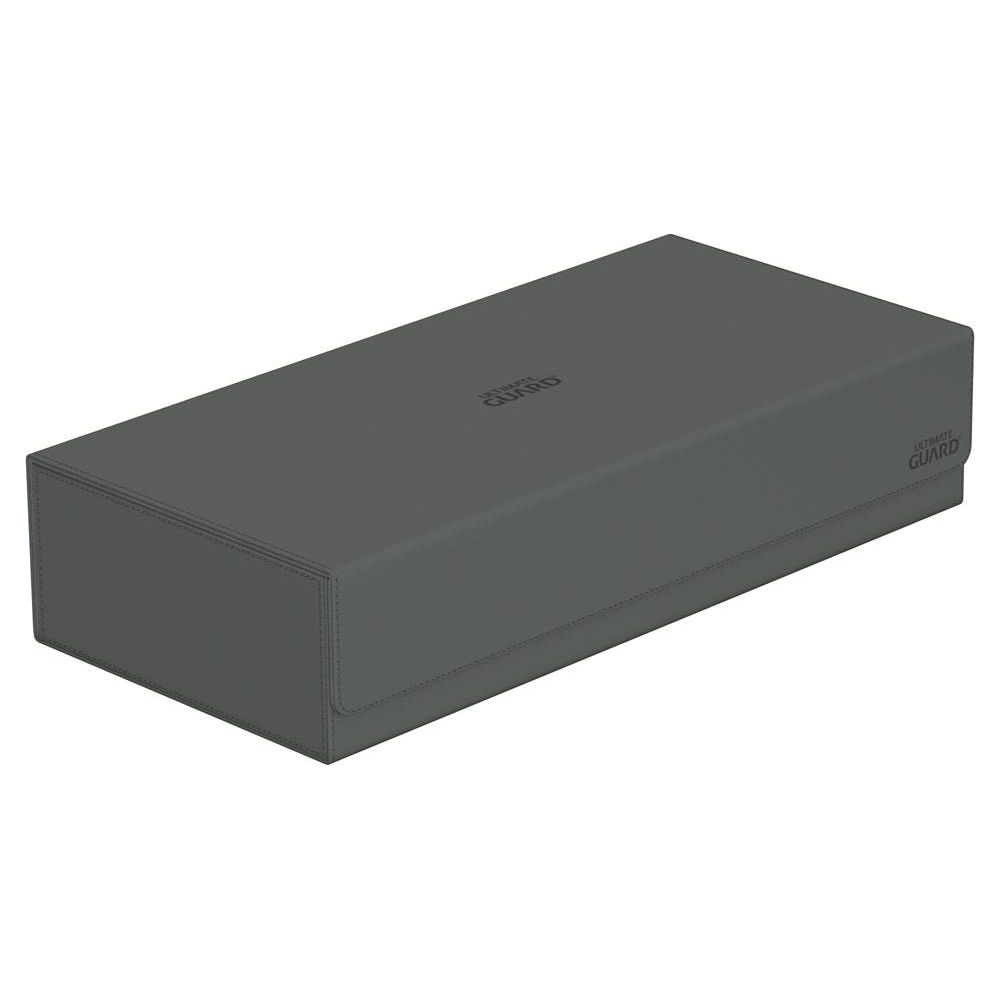 Dunkelgraue Aufbewahrungsbox mit dem Logo "ULTIMATE GUARD" auf der Oberseite.