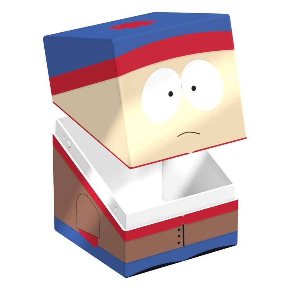 Une figurine cubique style Stan Marsh, bouche ouverte, sur fond blanc.