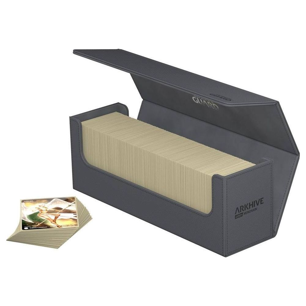 Graue Kartenbox mit offenem Deckel, gefüllt mit vielen Karten. Daneben liegt ein Stapel Karten.