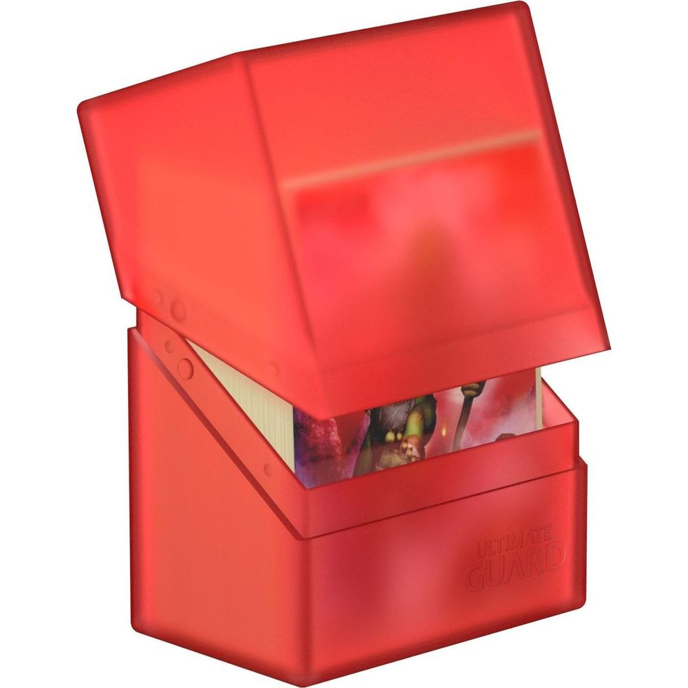 Boîte de rangement rouge pour cartes avec couvercle ouvert, montrant des cartes de jeu à l'intérieur.