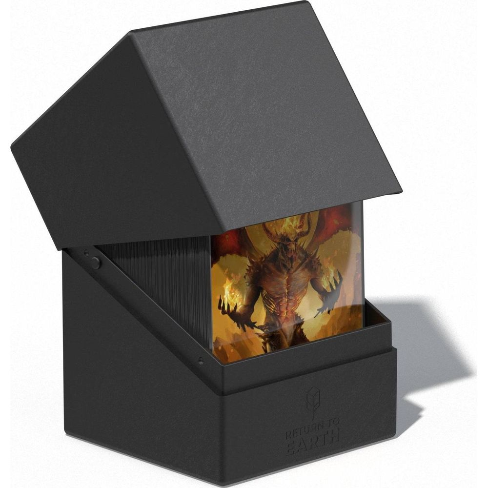 Boîte noire pour jeux de cartes ouverte, montrant une carte de démon rouge sur fond de feu.