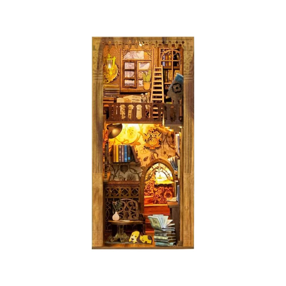 Miniatur-Bücherregal mit Möbeln, Büchern, einer Leiter und zwei Hunden.