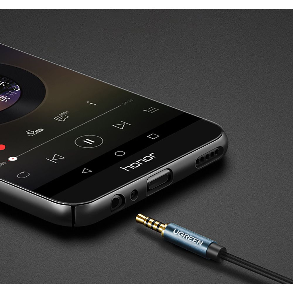Smartfon z kablem słuchawkowym i sterowaniem audio na ekranie.