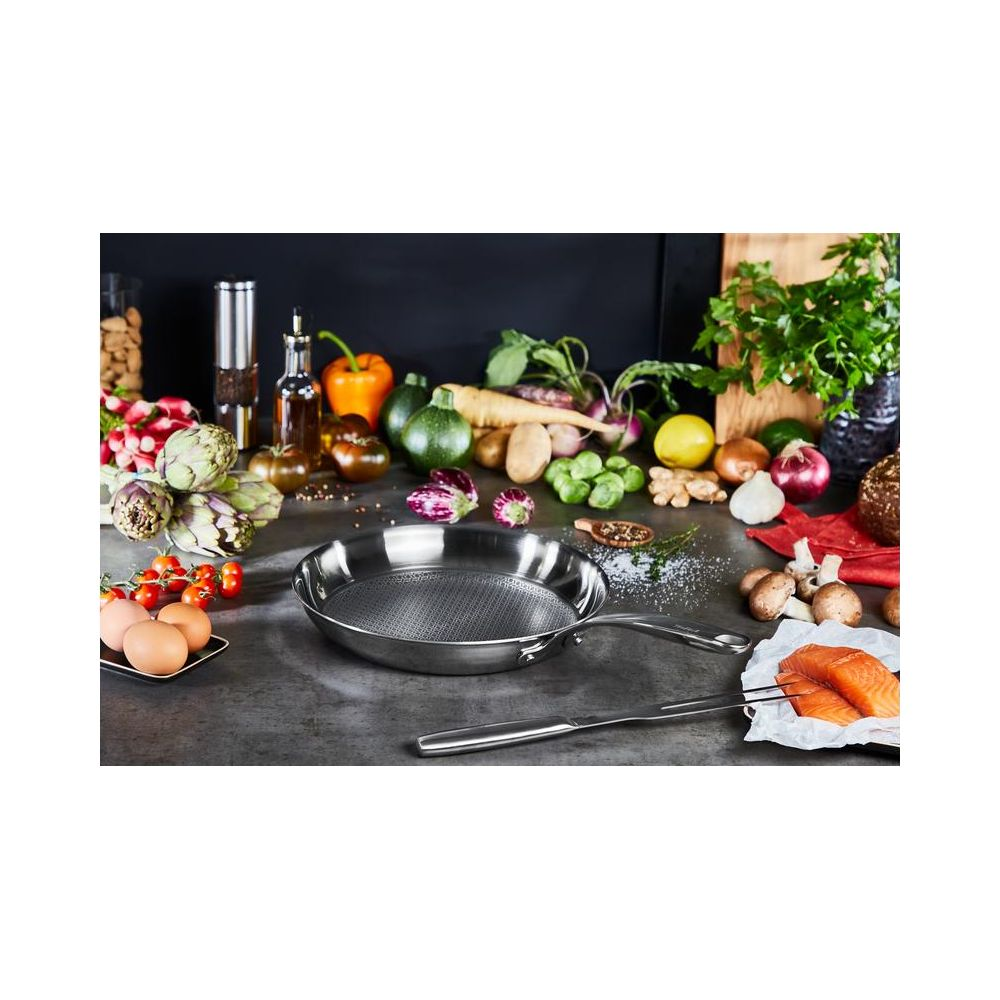 Pfanne mit Lachs, Eiern und vielen frischen Gemüsesorten.