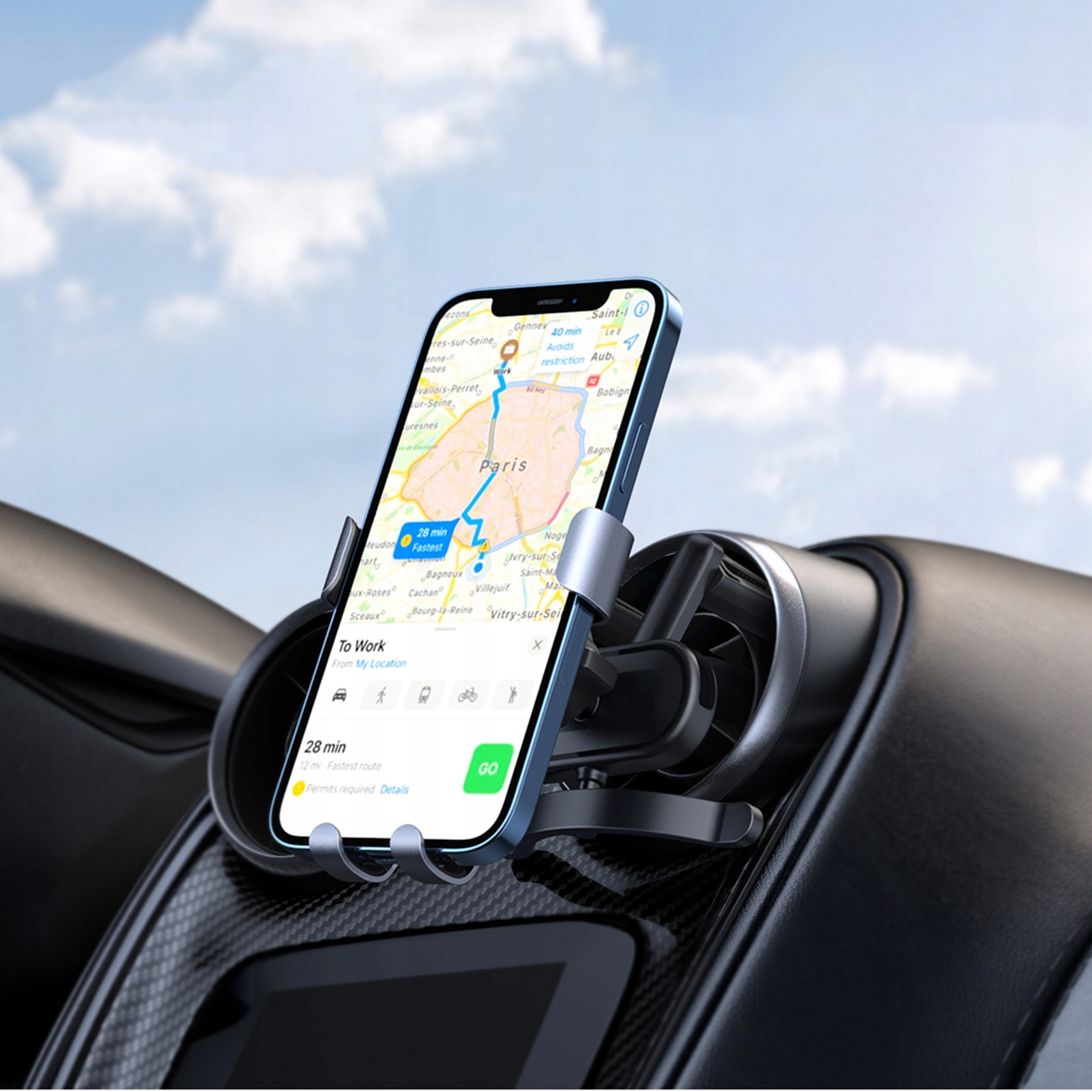 Smartfon z aplikacją nawigacyjną zamontowany na uchwycie deski rozdzielczej samochodu.