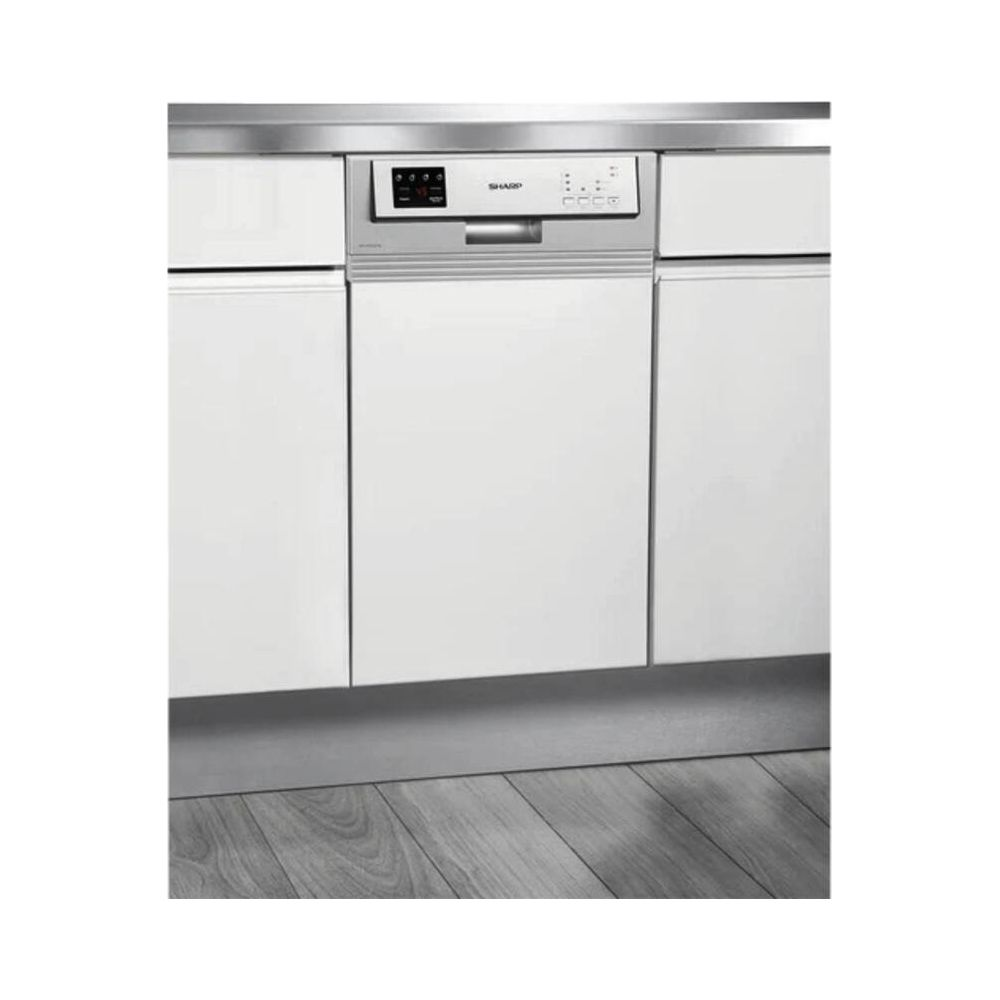 Lavastoviglie da incasso con pannello comandi argentato e frontale bianco sotto piano.