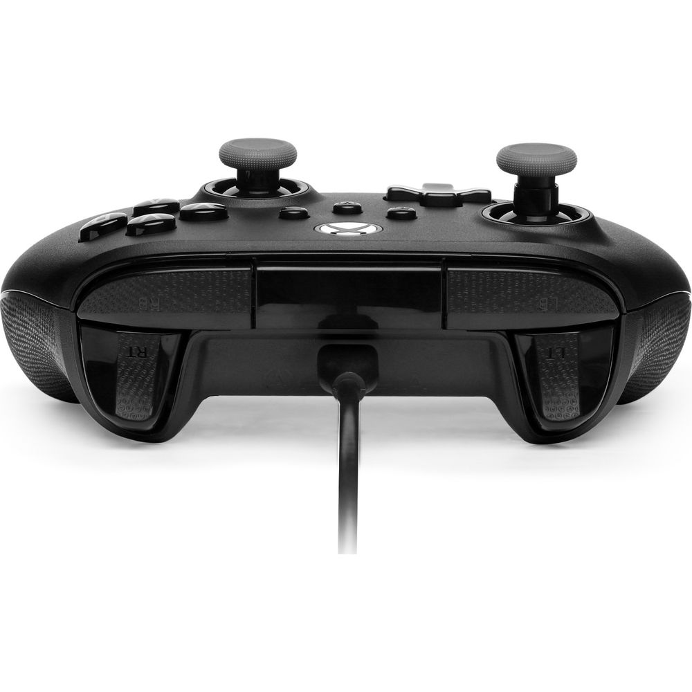 Un controller Xbox nero con cavo su sfondo bianco.