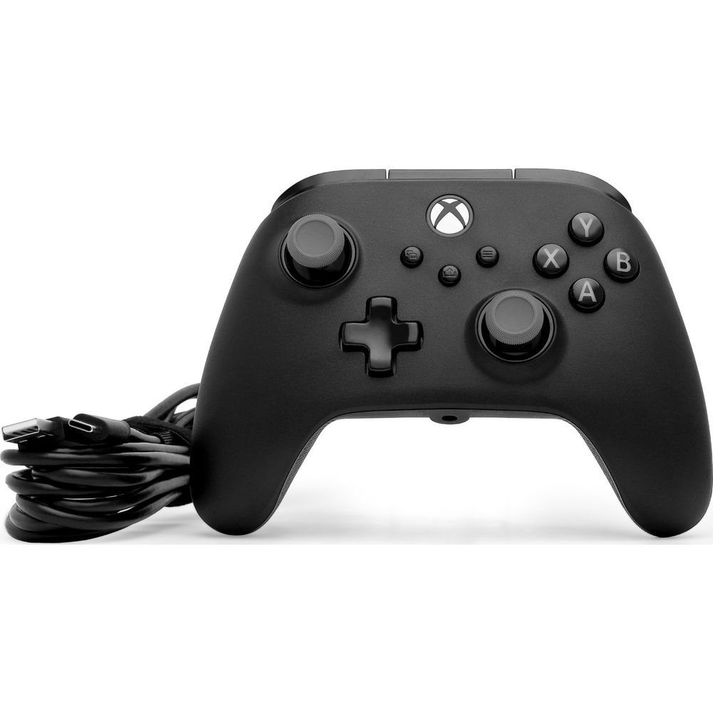 Un controller Xbox nero con cavo USB è mostrato su sfondo bianco.