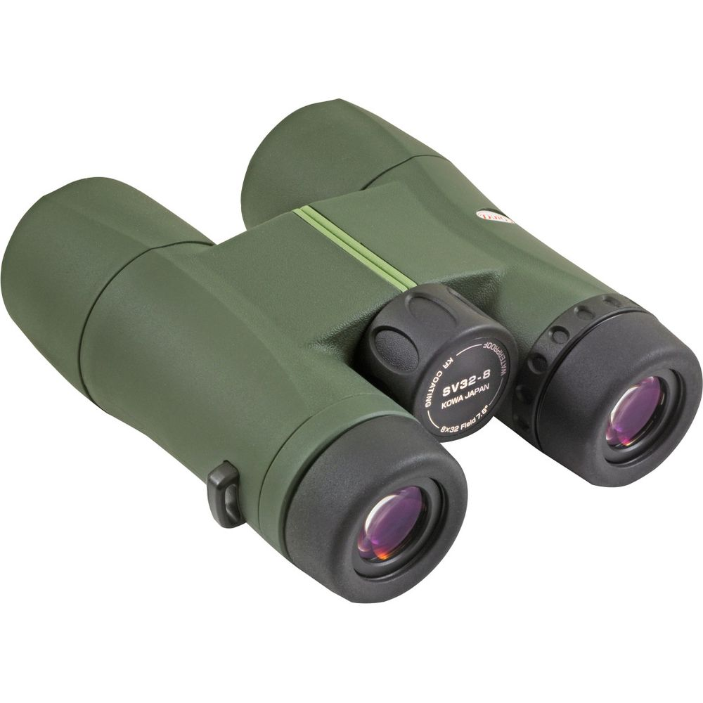 Binocolo verde con rotella di messa a fuoco e lenti obiettivo su sfondo bianco.