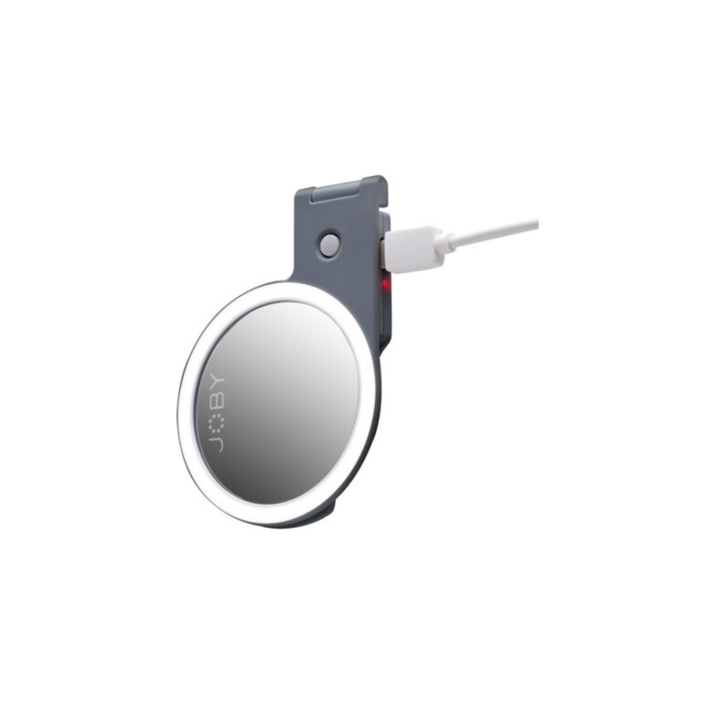 Grauer Clip-On-Spiegel mit LED-Ring und USB-Anschluss. JOBY-Logo sichtbar.